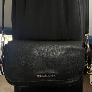 MICHAEL KORS BEDFORD SMALL BLACK PEBBLED LEATHER CROSSBODY GOLDTONE HARDWARE BAG